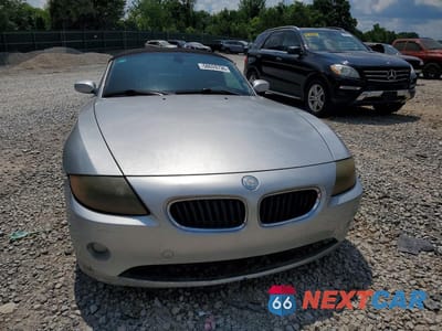 Piąte zdjęcie samochodu w środku: 2004 BMW Z4 2.5 VIN:4USBT33524LS51660 - miniatura