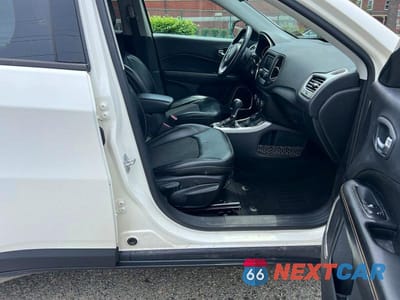 Piąte zdjęcie samochodu w środku: 2018 JEEP COMPASS LATITUDE VIN:3C4NJDBBXJT185851 - miniatura