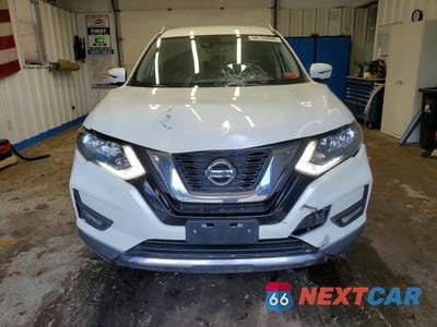 Piąte zdjęcie samochodu w środku: 2017 NISSAN ROGUE SL VIN:5N1AT2MV2HC821846 - miniatura