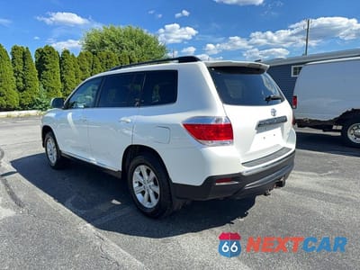Trzecie zdjęcie samochodu z tyłu: 2011 TOYOTA HIGHLANDER BASE VIN:5TDBK3EH6BS057645 - miniatura