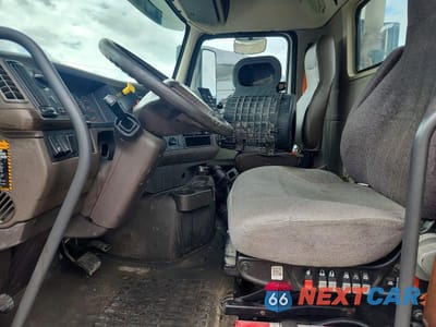 Piąte zdjęcie samochodu w środku: 2017 VOLVO VN VNL VIN:4V4N39TG5HN987997 - miniatura
