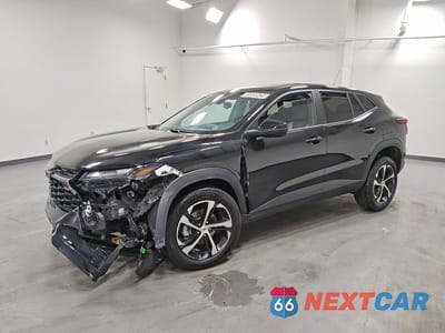 2025 CHEVROLET TRAX 1RS KL77LGEP1SC168801 - główne zdjęcie licytacji z USA - miniatura