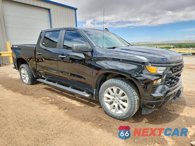 Czwarte zdjęcie samochodu z boku: 2023 CHEVROLET SILVERADO K1500 CUSTOM VIN:1GCPDBEK3PZ301909 - miniatura