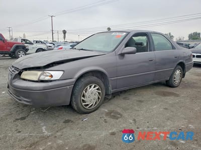 1998 TOYOTA CAMRY LE JT2BG22KXW0241810 - główne zdjęcie licytacji z USA - miniatura