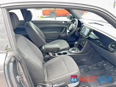 Piąte zdjęcie samochodu w środku: 2014 VOLKSWAGEN BEETLE VIN:3VWFP7AT7EM621339 - miniatura