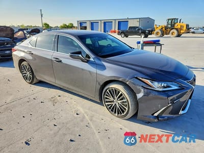 Czwarte zdjęcie samochodu z boku: 2024 LEXUS ES 350 BASE VIN:58ADZ1B13RU161889 - miniatura