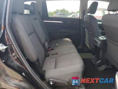 Zdjęcie 11 z 14 samochodu: 2018 TOYOTA HIGHLANDER LE VIN:5TDBZRFH2JS850520 - miniatura