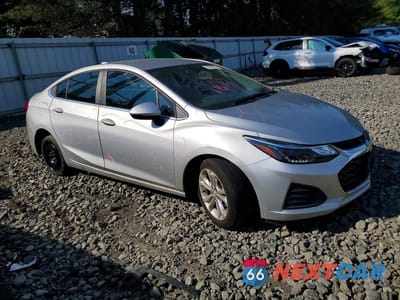 Czwarte zdjęcie samochodu z boku: 2019 CHEVROLET CRUZE LT VIN:1G1BE5SM3K7101754 - miniatura