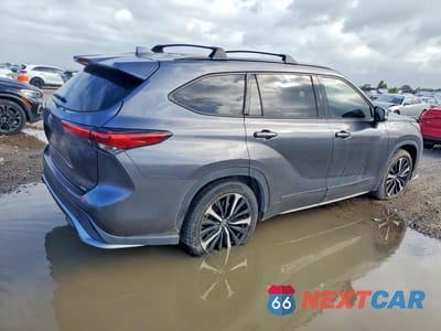 Trzecie zdjęcie samochodu z tyłu: 2021 TOYOTA HIGHLANDER XSE VIN:5TDLZRAH5MS068907 - miniatura