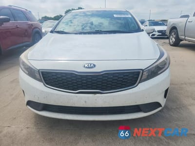 Piąte zdjęcie samochodu w środku: 2017 KIA FORTE LX VIN:KNAFK5A87H5718209 - miniatura