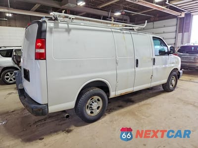 Trzecie zdjęcie samochodu z tyłu: 2016 CHEVROLET EXPRESS G2500 VIN:1GCWGAFG7G1326477 - miniatura