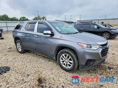 Czwarte zdjęcie samochodu z boku: 2018 CHEVROLET TRAVERSE LS VIN:1GNERFKW9JJ227576 - miniatura