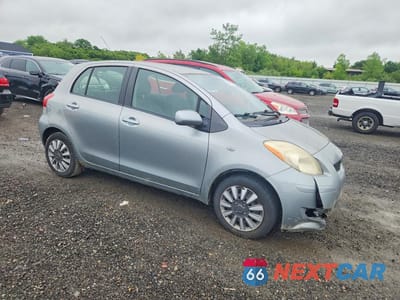 Czwarte zdjęcie samochodu z boku: 2010 TOYOTA YARIS BASE VIN:JTDKT4K31A5319815 - miniatura