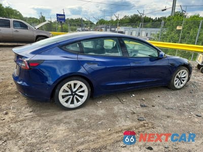 Trzecie zdjęcie samochodu z tyłu: 2022 TESLA 3 VIN:5YJ3E1EA7NF185940 - miniatura