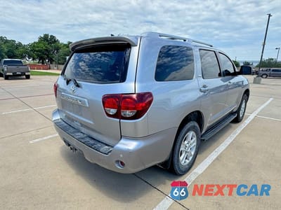 Czwarte zdjęcie samochodu z boku: 2019 TOYOTA SEQUOIA SR5 VIN:5TDZY5G11KS073244 - miniatura
