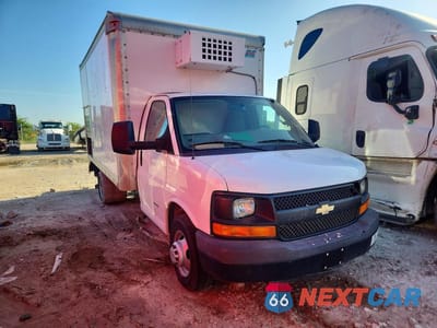 Czwarte zdjęcie samochodu z boku: 2016 CHEVROLET EXPRESS REFRIGERATED BOX TRUCK VIN:1GB6GUCG0G1123070 - miniatura