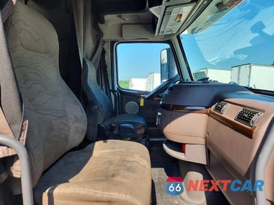 Piąte zdjęcie samochodu w środku: 2014 VOLVO VN VNL VIN:4V4NC9EH2EN165076 - miniatura