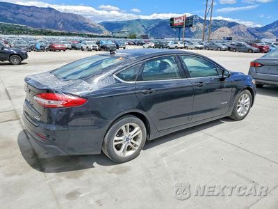 Trzecie zdjęcie samochodu z tyłu: 2019 FORD FUSION SE VIN:3FA6P0LU6KR107115 - miniatura