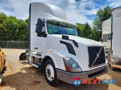 2017 VOLVO VNL SEMI TRUCK 4V4N39TG9HN988098 - główne zdjęcie licytacji z USA - miniatura