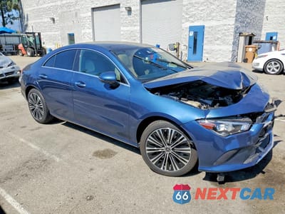 Czwarte zdjęcie samochodu z boku: 2022 MERCEDES-BENZ CLA 250 VIN:W1K5J4GB7NN250594 - miniatura