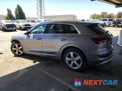 Drugie zdjęcie samochodu z przodu: 2019 AUDI E-TRON PREMIUM PLUS VIN:WA1LAAGE4KB005916 - miniatura