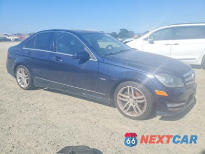 Czwarte zdjęcie samochodu z boku: 2012 MERCEDES-BENZ C 250 VIN:WDDGF4HB2CA615826 - miniatura