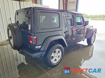 Trzecie zdjęcie samochodu z tyłu: 2022 JEEP WRANGLER UNLIMITED SPORT VIN:1C4HJXDG3NW240812 - miniatura