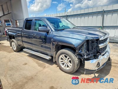 Czwarte zdjęcie samochodu z boku: 2018 CHEVROLET SILVERADO K1500 LT VIN:1GCVKRECXJZ121851 - miniatura
