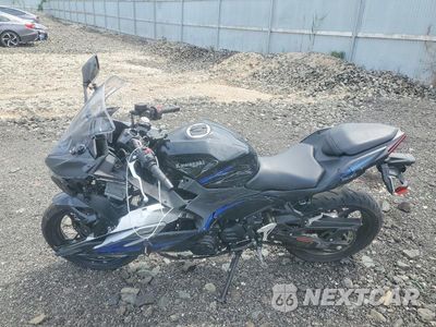 Trzecie zdjęcie samochodu z tyłu: 2025 KAWASAKI EX500 A VIN:ML5EXGJ15SDA52122 - miniatura