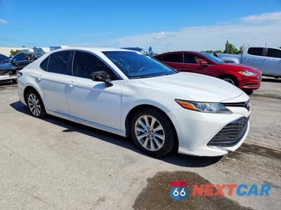 Czwarte zdjęcie samochodu z boku: 2018 TOYOTA CAMRY LE VIN:4T1B11HK3JU050432 - miniatura