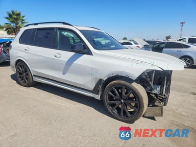 Czwarte zdjęcie samochodu z boku: 2024 BMW X7 M60I VIN:5UX33EM00R9S98553 - miniatura