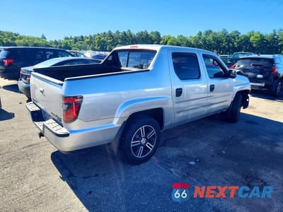 Trzecie zdjęcie samochodu z tyłu: 2013 HONDA RIDGELINE SPORT VIN:5FPYK1F7XDB010668 - miniatura