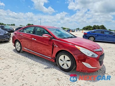 Czwarte zdjęcie samochodu z boku: 2013 HYUNDAI SONATA HYBRID VIN:KMHEC4A4XDA066850 - miniatura