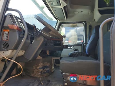 Piąte zdjęcie samochodu w środku: 2007 VOLVO VN VNL VIN:4V4NC9GHX7N460684 - miniatura
