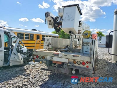 Czwarte zdjęcie samochodu z boku: 2011 INTERNATIONAL 4400 BUCKET TRUCK VIN:1HTMKAAN0BH323550 - miniatura