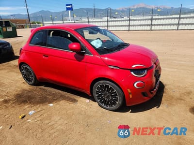 Czwarte zdjęcie samochodu z boku: 2024 FIAT 500 E RED VIN:ZFAFFAA41RX204883 - miniatura
