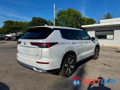 Czwarte zdjęcie samochodu z boku: 2025 MITSUBISHI OUTLANDER SE VIN:JA4J4VA88SZ021889 - miniatura