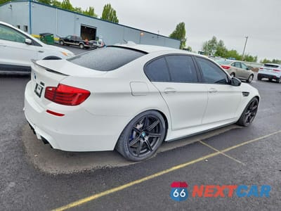 Trzecie zdjęcie samochodu z tyłu: 2014 BMW M5 VIN:WBSFV9C53ED593286 - miniatura