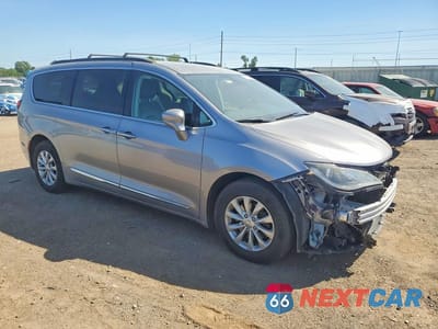 Czwarte zdjęcie samochodu z boku: 2017 CHRYSLER PACIFICA TOURING L VIN:2C4RC1BG4HR540614 - miniatura