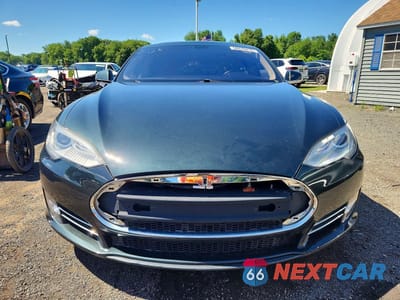 Piąte zdjęcie samochodu w środku: 2013 TESLA MODEL S VIN:5YJSA1DN5DFP09094 - miniatura