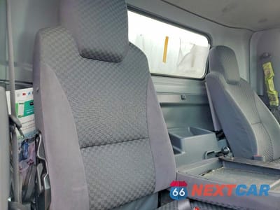 Zdjęcie 11 z 13 samochodu: 2013 ISUZU NPR HD VIN:54DC4W1B1DS800641 - miniatura