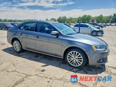 Czwarte zdjęcie samochodu z boku: 2014 VOLKSWAGEN JETTA SEL VIN:3VWL07AJ7EM422927 - miniatura