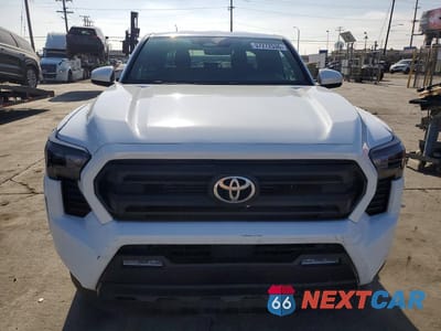 Piąte zdjęcie samochodu w środku: 2025 TOYOTA TACOMA SR5 VIN:3TMKB5FNXSM025636 - miniatura