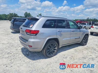 Trzecie zdjęcie samochodu z tyłu: 2021 JEEP GRAND CHEROKEE LAREDO VIN:1C4RJEAG2MC597993 - miniatura