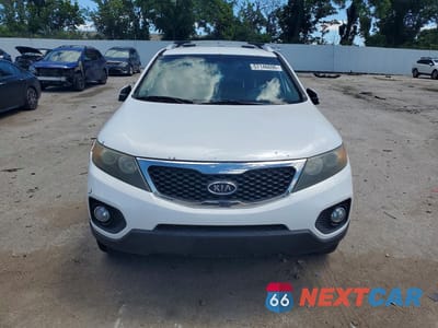 Piąte zdjęcie samochodu w środku: 2011 KIA SORENTO LX VIN:5XYKT4A18BG130197 - miniatura