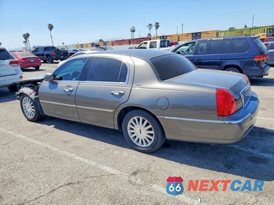 Drugie zdjęcie samochodu z przodu: 2004 LINCOLN TOWN CAR ULTIMATE VIN:1LNHM83W34Y659909 - miniatura