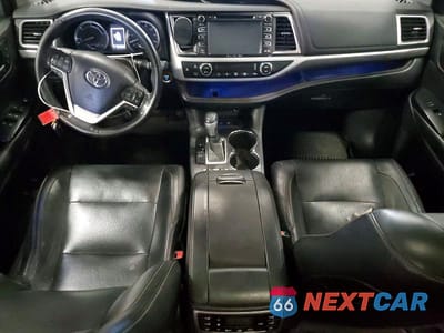 Zdjęcie 8 z 12 samochodu: 2018 TOYOTA HIGHLANDER HYBRID LIMITED PLATINUM VIN:5TDDGRFH6JS040287 - miniatura
