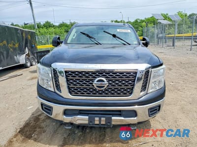 Piąte zdjęcie samochodu w środku: 2017 NISSAN TITAN XD SV VIN:1N6BA1F31HN552549 - miniatura