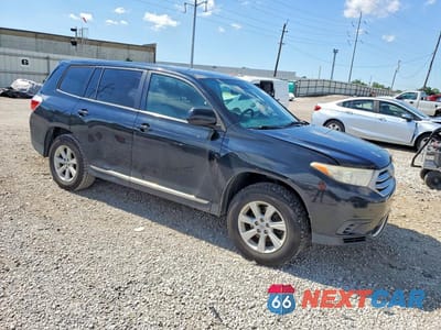 Czwarte zdjęcie samochodu z boku: 2013 TOYOTA HIGHLANDER BASE VIN:5TDBK3EH6DS218658 - miniatura