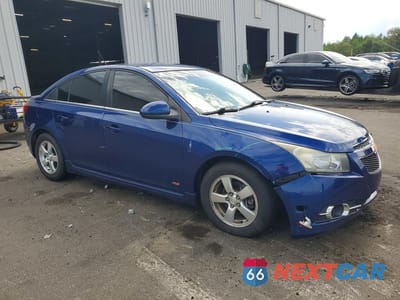 Czwarte zdjęcie samochodu z boku: 2013 CHEVROLET CRUZE LT VIN:1G1PC5SB1D7108473 - miniatura